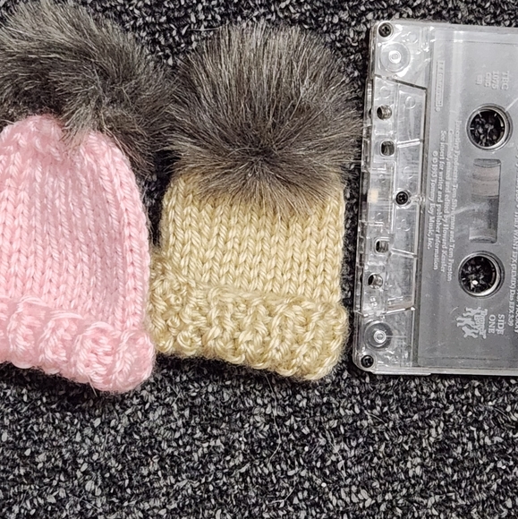 💖💖💖Set of 2 handmade doll winter beanies with fur - Picture 3 of 7